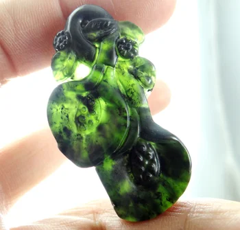  47*26Wholesale naturale Chineză negru verde piatră sculptate manual statuie de flori amuleta pandantiv colier Bijuterii de Luare