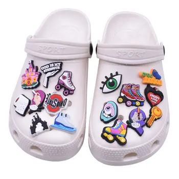  Vanzare PVC croc pantofi farmece de desene animate amuzante Accesorii jibz țesut de baie dublu bloc saboți de pantofi Decoratiuni om de cadouri pentru copii